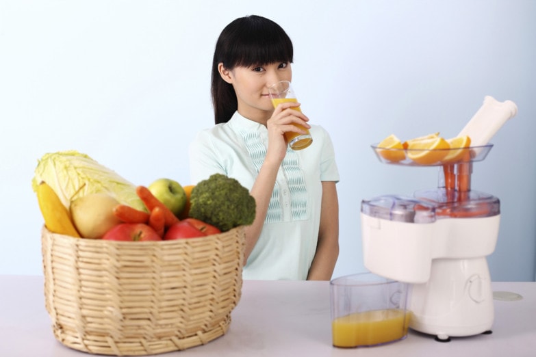 chica-bebiendo-jugo-y-batidos-de-frutas-y-verduras-hechos-en-la-licuadora