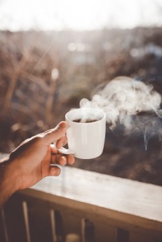 Café caliente hecho en una cafetera superautomática con Thermoblock