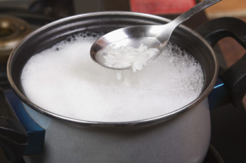 cociendo-arroz-en-una-arrocera-manual