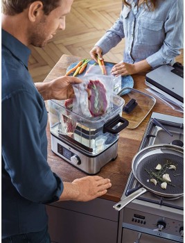 cocinando varios alimentos al vacío en la oola de cocción lenta sous vide