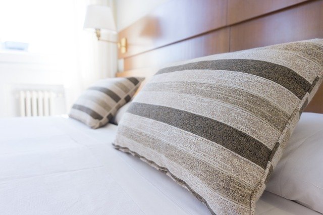 Una limpieza profunda del dormitorio es esencial para garantizar un descanso adecuado. 
