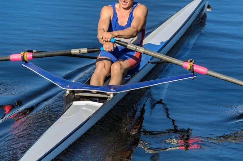 deportista remando en una canoa