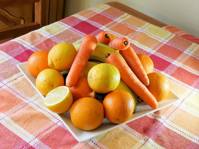 Naranjas, limones, bananas y zanahorias están en la lista de frutas y verduras para preparar zumos naturales. 
