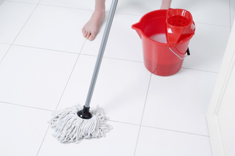 fregando el suelo del baño