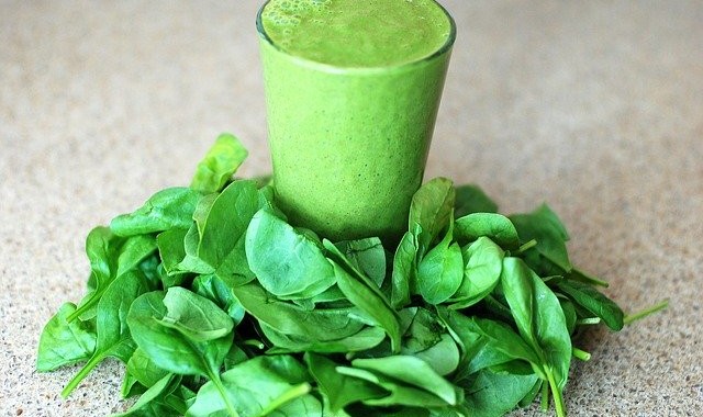 Hacer un batido de verduras con una licuadora es muy sencillo.