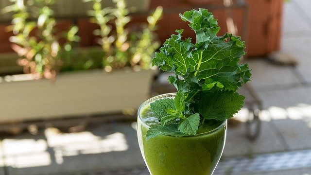 Elige verduras orgánicas para tus batidos. 