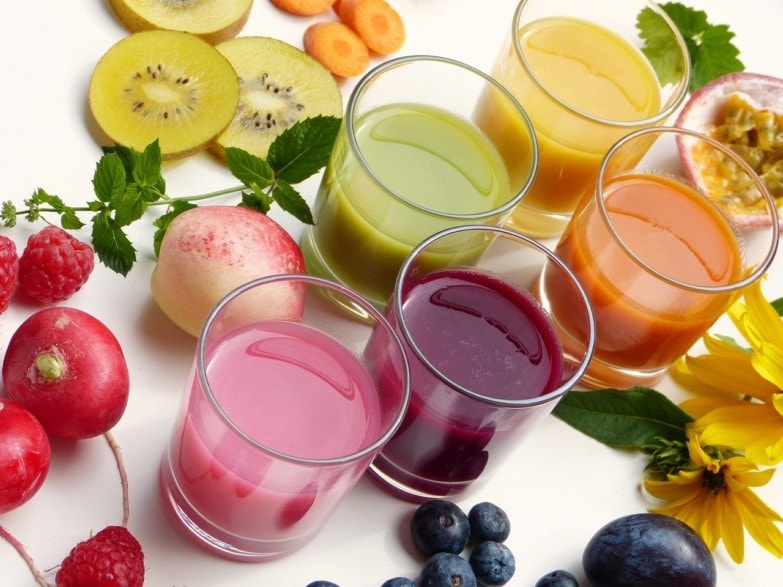 Licuadora de prensado en frío vs licuadora de centrifugado imagen 1 jugos de fruta hechos con licuadoras
