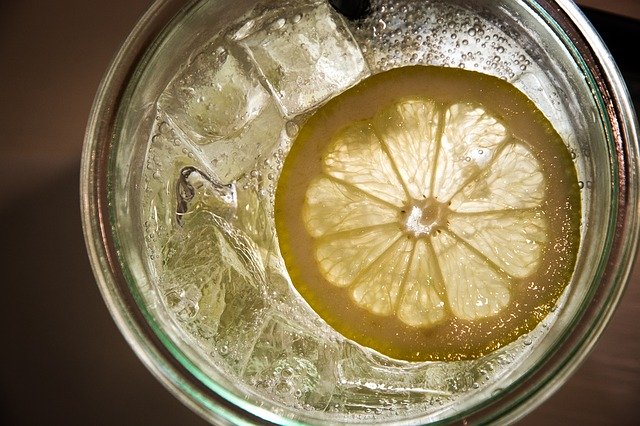 Consejos para preparar las mejores recetas con una licuadora imagen 8 Agrega el hielo en el vaso de tu zumo.