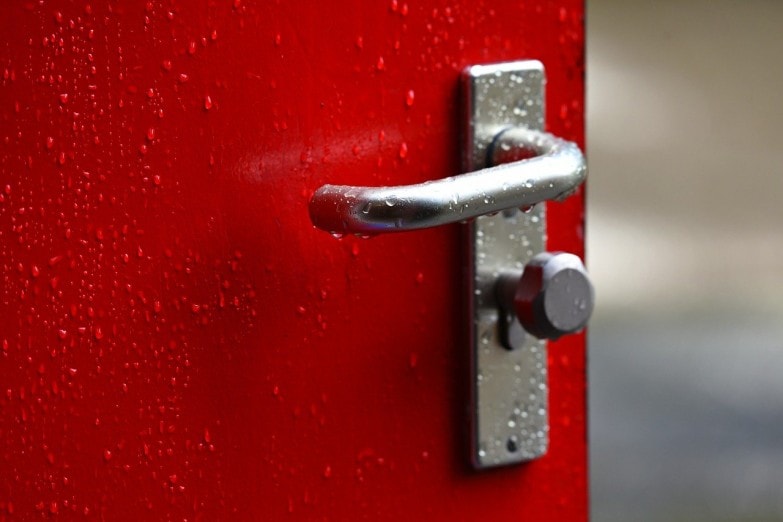 limpieza y desinfección del pomo de una puerta