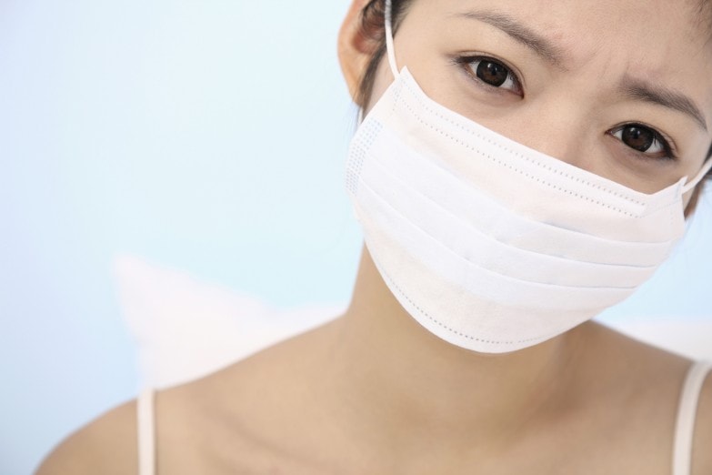 mujer con mascarilla de protección del aire