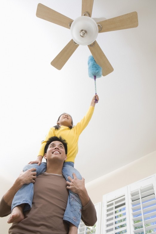 niña-ayudando-a-su-padre-en-la-limpieza-profunda-de-la-casa