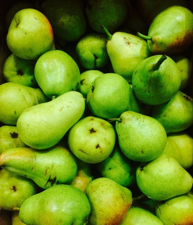 Cuáles son los beneficios saludables de preparar zumos naturales imagen 7 Los zumos de pera son buenos para mejorar la salud intestinal.