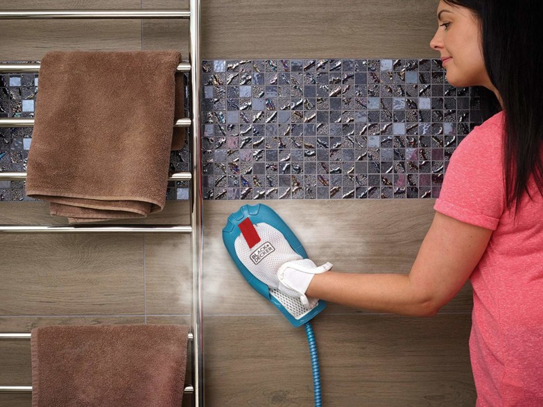 limpiando los azulejos del baño con una mopa de vapor