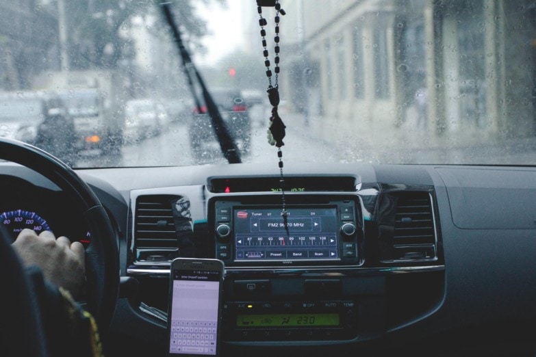 Cargador inalámbrico de coche bien colocado