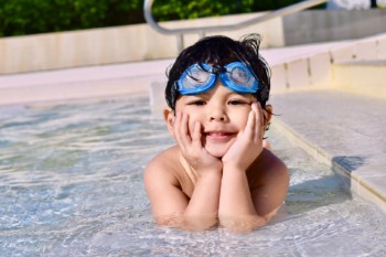 El mejor robot limpiafondos para piscinas imagen 24 Niño en la piscina