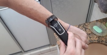 Depilando vello del brazo