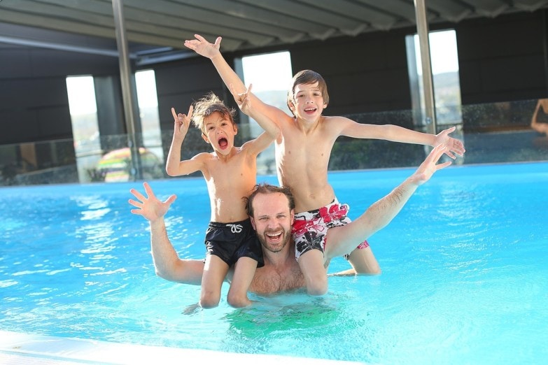 El mejor robot limpiafondos para piscinas imagen 1 Disfrutando de la piscina en familia
