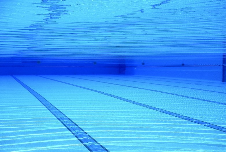 Fondo de piscina después del uso de un robot limpiafondos