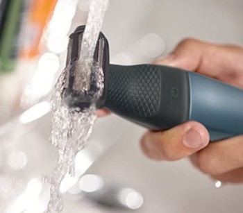 Limpiando depiladora con agua. 