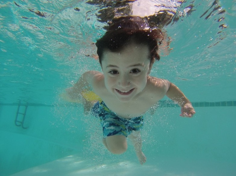 seguridad de un niño en piscina después de la limpieza y uso de un robot limpiafondos