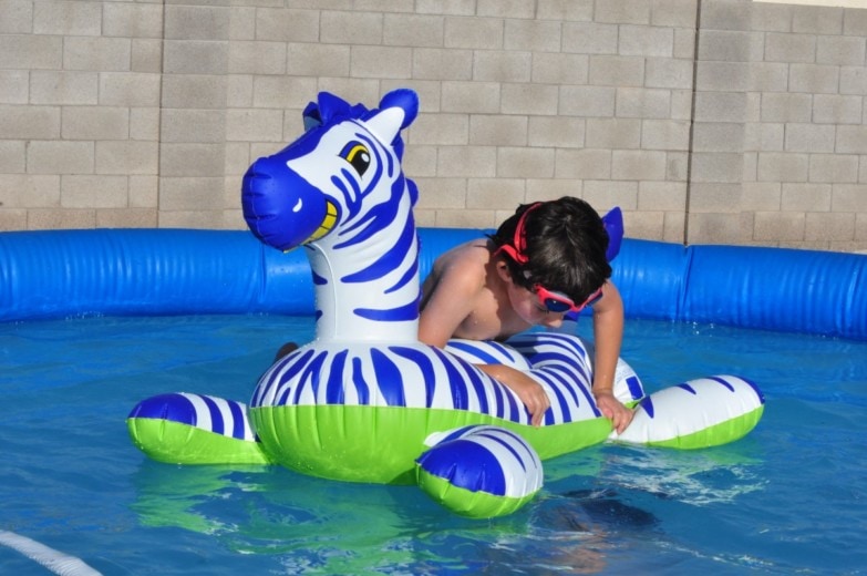 Niño disfrutando de las piscinas desmontables 