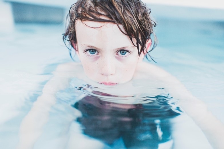 mantenimiento de una piscina desmontable para que disfruten los niños en verano