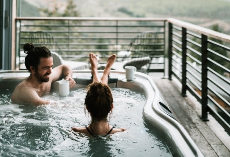 Personas bebiendo en piscina. 