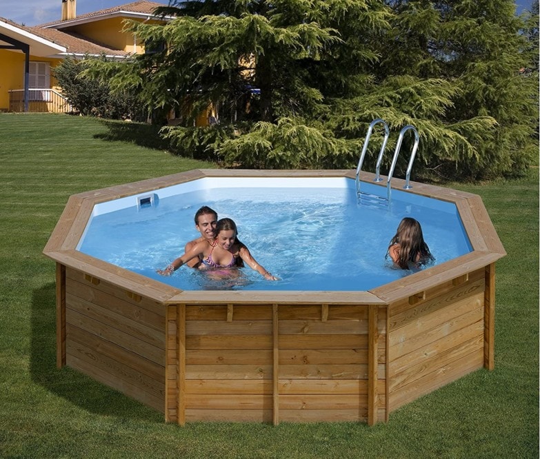 Personas en piscina desmontable de madera
