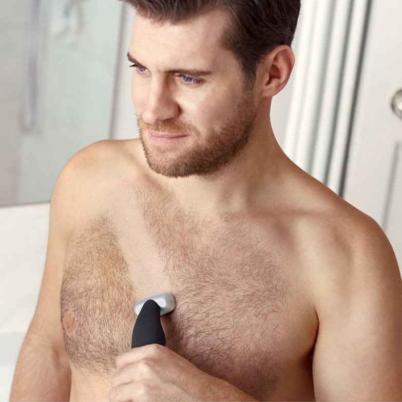 hombre con piel sensible usando depiladora corporal de hombre