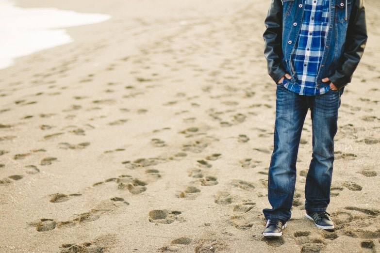 hombre en la playa sin depilar