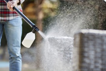 Una hidrolimpiadora a presión buena incluye una boquilla o sistema de manguera para aplicar detergente