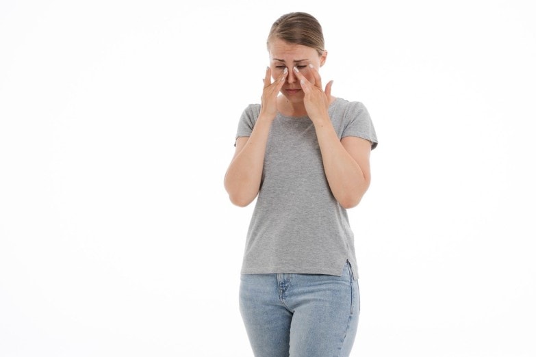 Cómo limpiar las baldosas del baño en 6 pasos imagen 2 mujer con problemas respiratorios