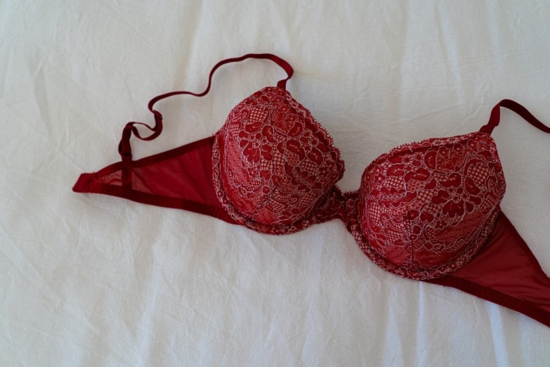 Los mejores trucos para no llevar sujetador imagen 1 sujetador rojo encima de una cama