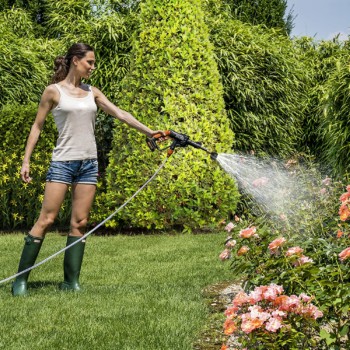 Es cómodo regar las plantas del jardín con limpiador de presión