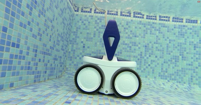 robot limpiafondos en acción para el mantenimiento de una piscina