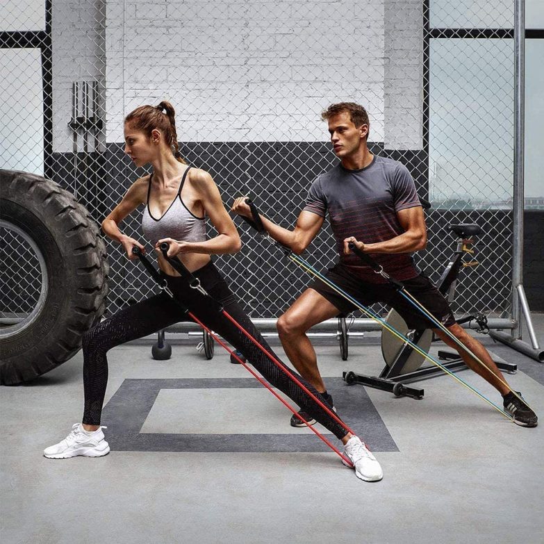 chicos usando las cintas TRX para entrenar