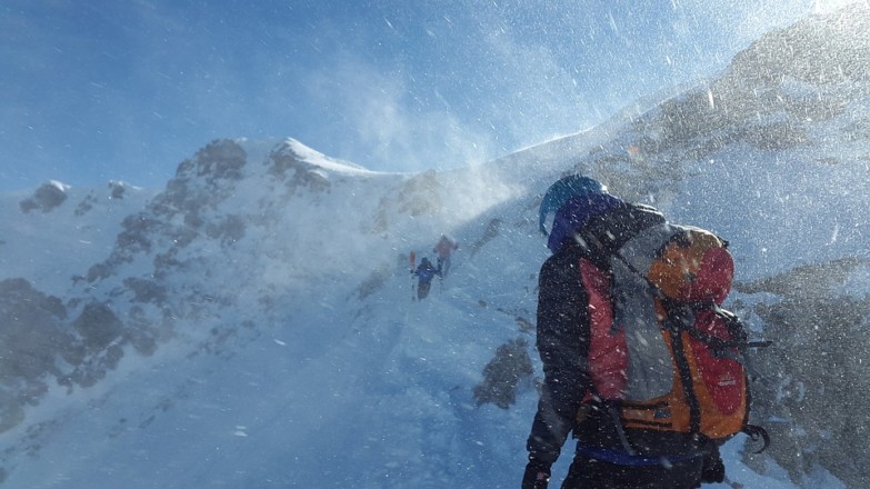 Alpinistas en montaña. 