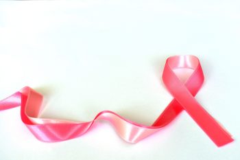 Evitar los parabenos en tus cremas reafirmantes para senos es una medida de prevención contra el cáncer de mama