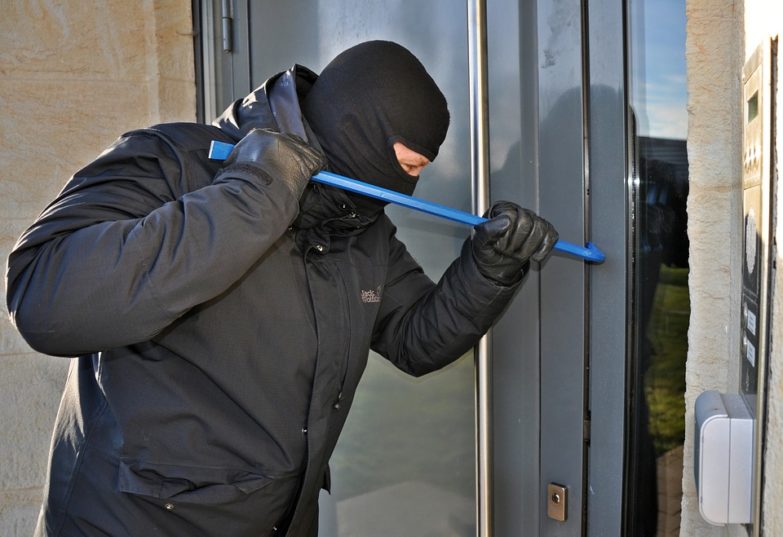 Ladrón intenta abrir una puerta de una casa sin alarma kerui