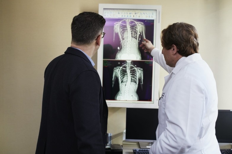 Médico muestra radiografía y recomienda pulsioxímetro