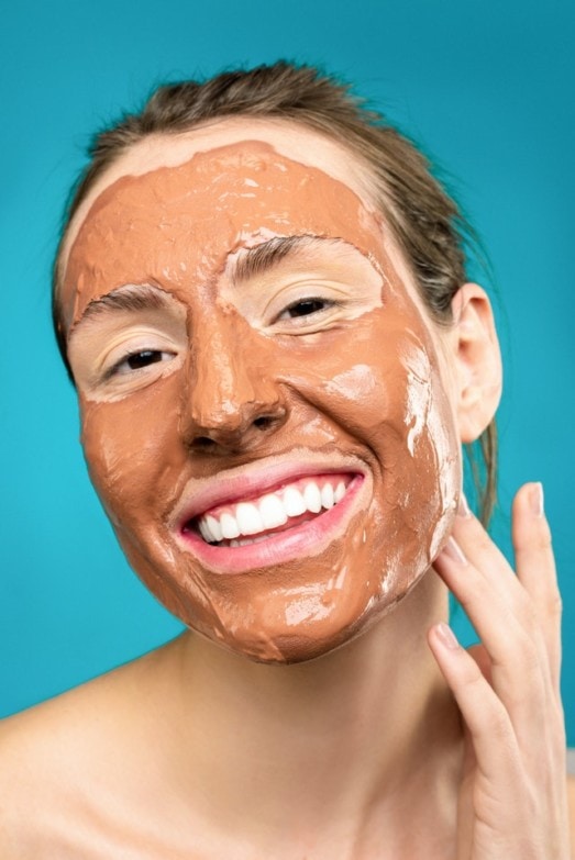 Realiza limpiezas restauradoras en la cara con mascarillas faciales