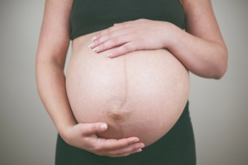 No debe realizarse el tratamiento de cavitación durante el embarazo