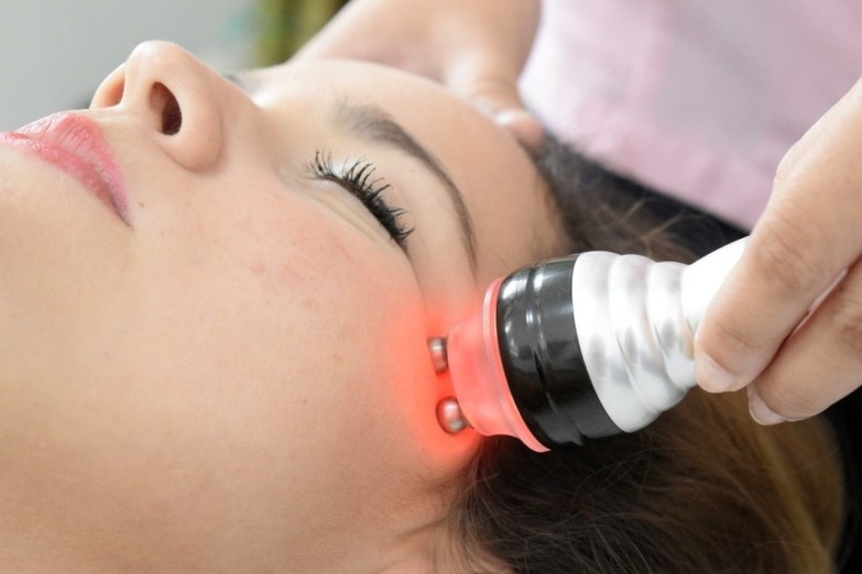 Uso de una máquina de radiofrecuencia facial 