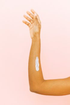 Una crema reafirmante para senos de buena calidad se extiende bastante y se absorbe rápido