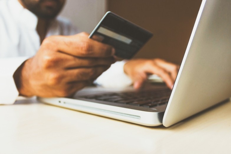 haciendo el pago por internet para comprar depuradoras para piscinas
