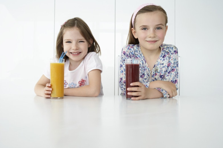 niños-bebiendo-zumos-y-batidos-de-frutas-y-verduras
