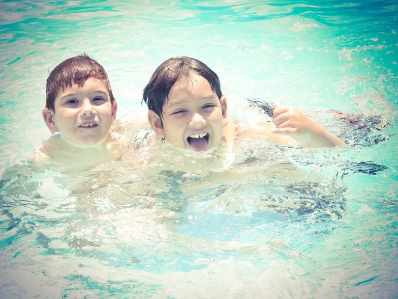 niños disfrutando en la piscina