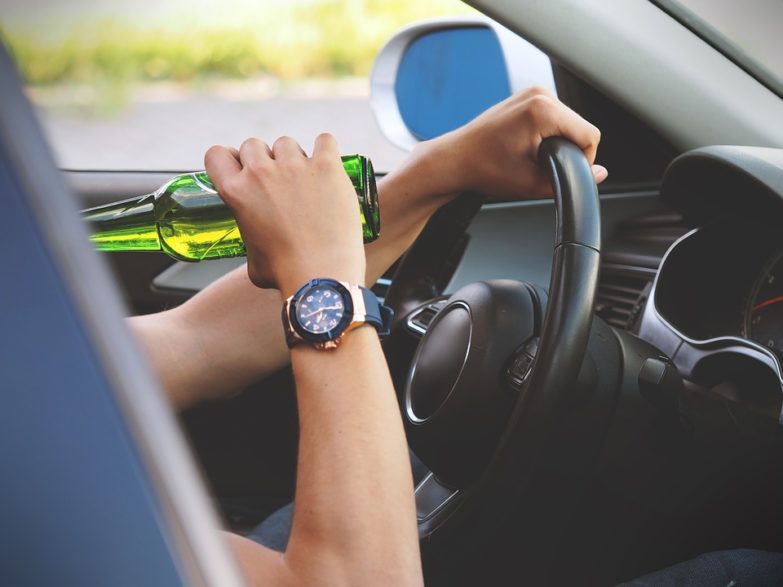 Guía detallada de las mejores neveras para coche imagen 32 Conductor bebiendo en el coche.