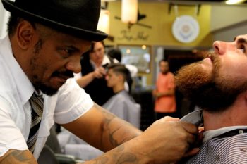 Cortando la barba. 