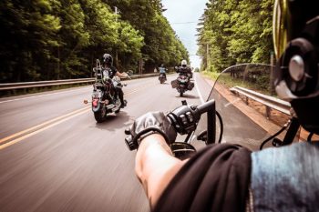 Grupo de motociclistas con intercomunicadores. 